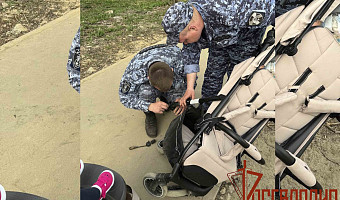 Тульские росгвардейцы помогли женщине починить колесо детской коляски