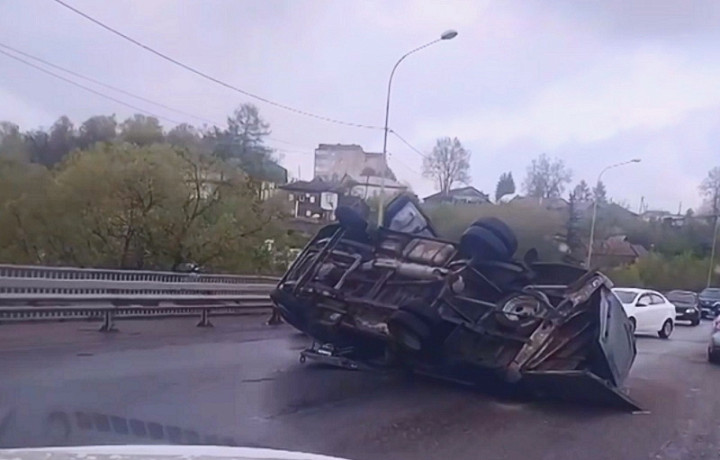 На мосту в Алексине грузовик опрокинулся на бок после ДТП