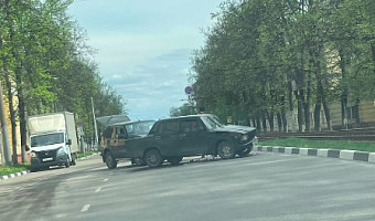 На улице Металлургов в Туле столкнулись два отечественных автомобилей