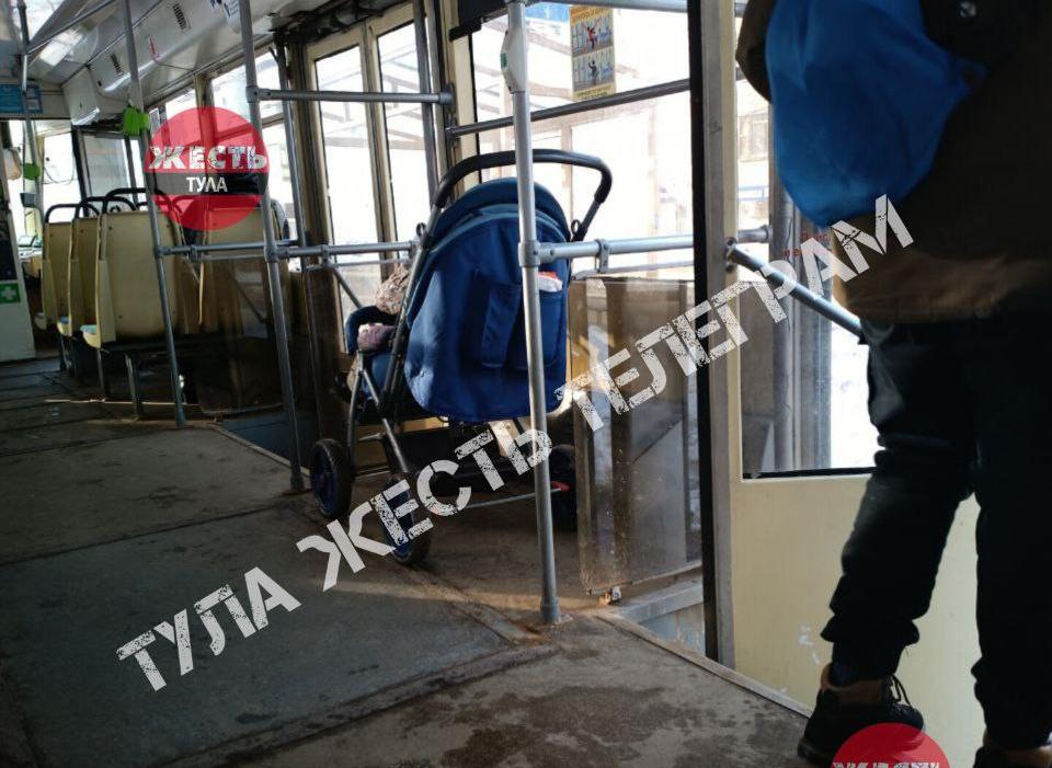 В сети запустили новость о ребенке, которого мать бросила в тульском трамвае