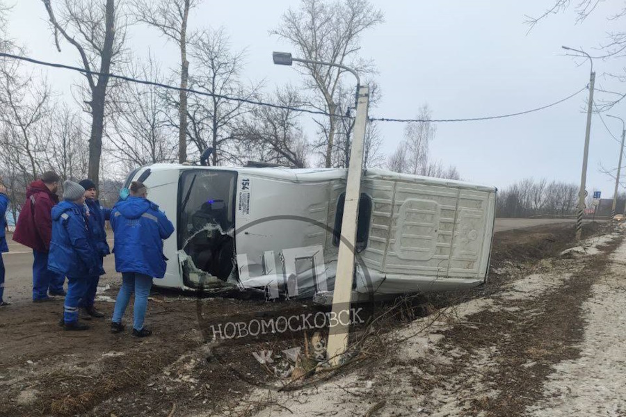 В Новомосковске перевернулась пассажирская маршрутка в районе 21-й шахты