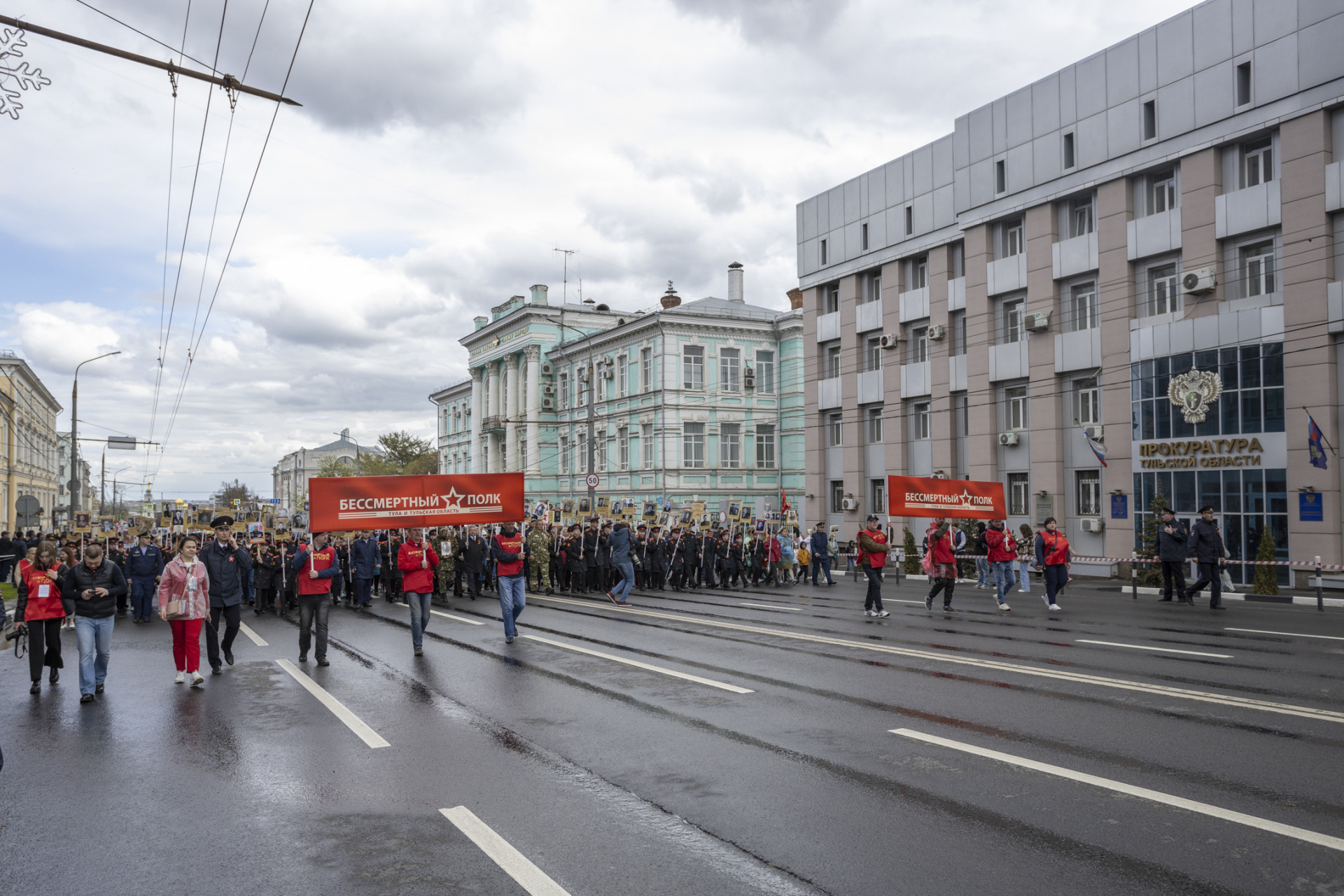 Портреты участников войны в колонне и в окнах: десять ярких фотографий  «Бессмертного полка» в Туле — ТСН 24