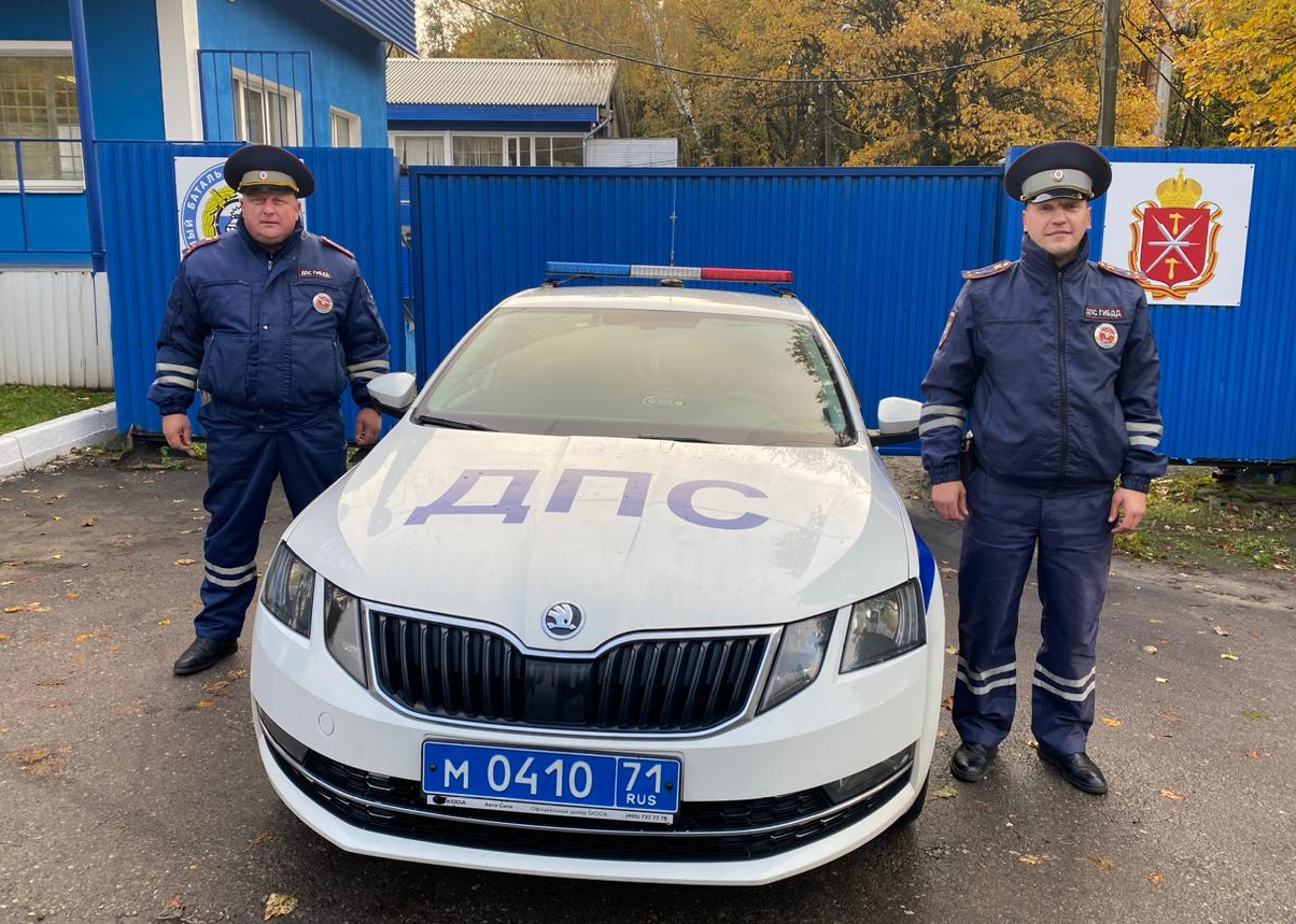 Тульские инспекторы ДПС спасли жизнь мужчине с серьезной травмой руки и  кровотечением — ТСН 24