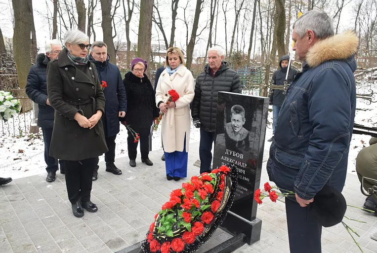 В Туле установили памятники героям-комсомольцам на Всехсвятском кладбище