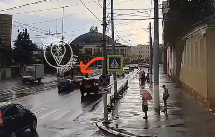 Момент ДТП на улице Советской в Туле попал на камеру видеонаблюдения
