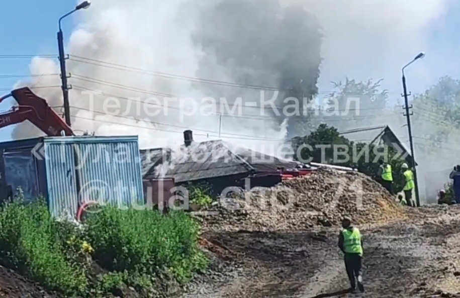 В Туле спасатели тушат пожар в доме на набережной Дрейера