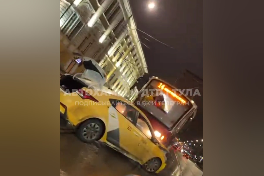 Последствия ДТП с такси и трамваем в центре Тулы попали на камеру