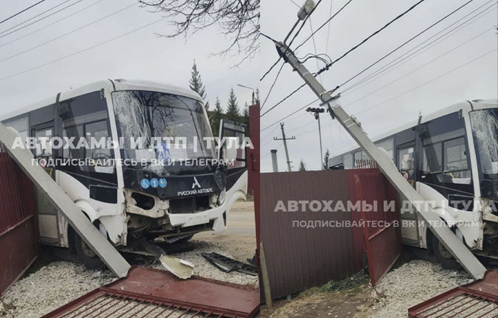 В тульском поселке Комарки пассажирский автобус снес забор и фонарный столб