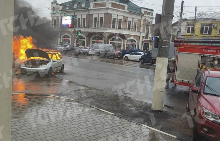 В Туле на улице Советской загорелся автомобиль