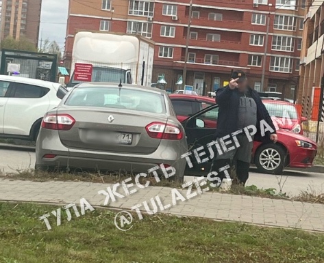 Тульские водители пожаловались на мужчину, который намеренно бросается под авто