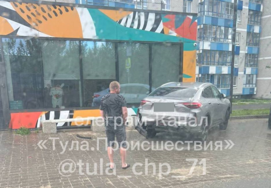 ﻿Водитель въехал в две машины и скрылся с места аварии в Петровском квартале в Туле