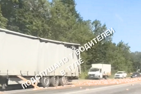 На Новомосковском шоссе в Туле из фуры высыпались кирпичи: собирается серьезная пробка