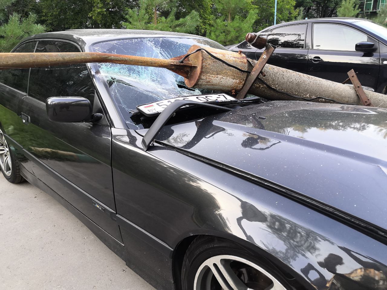 В Туле грузовик уронил столб на припаркованную машину на улице Новомосковской