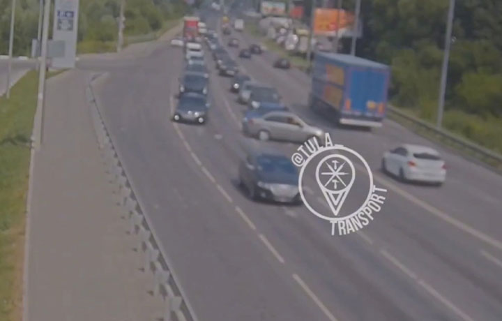 Момент ДТП на Рязанском шоссе в Туле попал на камеры видеонаблюдения