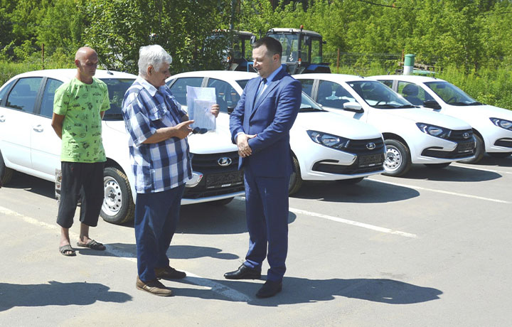 Пострадавшие на производстве жители Тульской области получили новые автомобили от Соцфонда