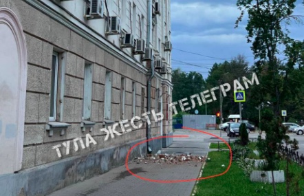 В Туле на улице Жаворонкова у здания МИЗО обвалился кусок крыши