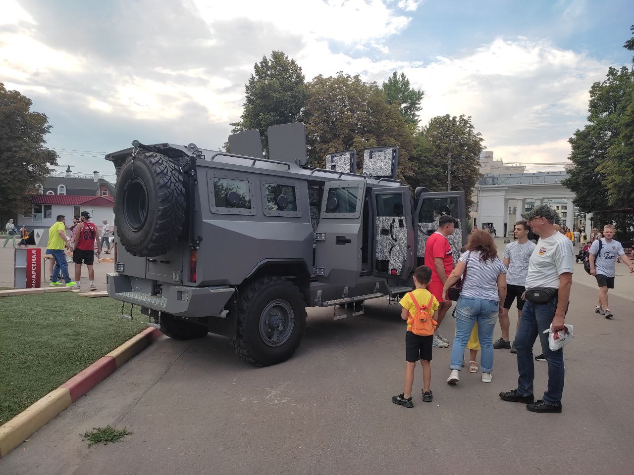 На выставке военной техники