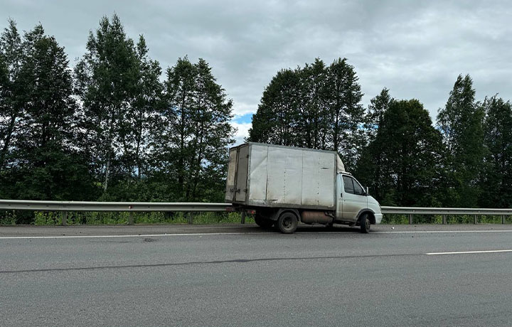Водитель на «Газели» врезался в ограждение на трассе «Дон» в Тульской области