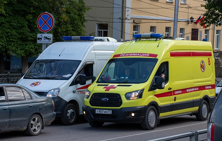 В Туле на улице Максимовского мужчина выпал из окна