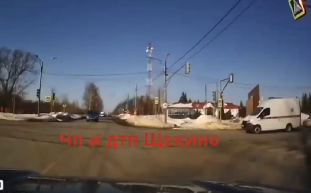 В Щекинском районе легковушка протаранила машину скорой помощи, а затем врезалась в "Газель"