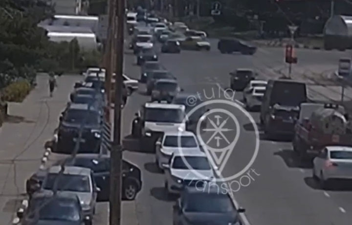 Момент ДТП с участием четырех машин в Туле попал на видео