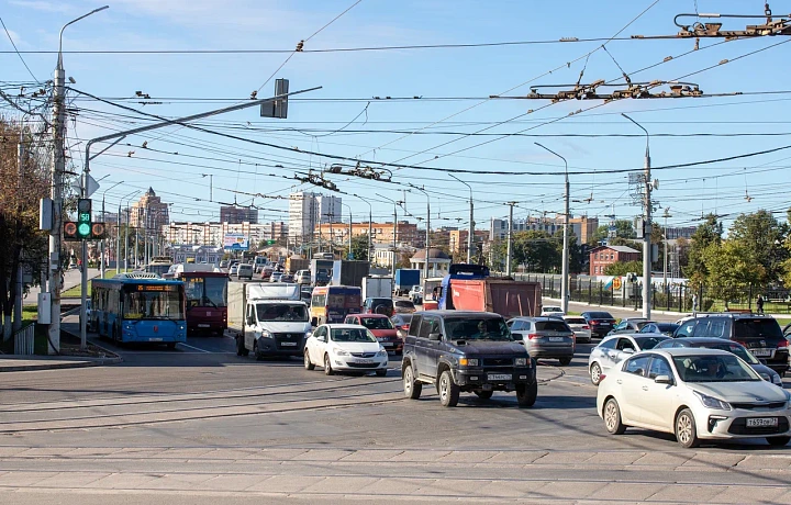 Улица Рязанская в Туле встала в пробке из-за ДТП