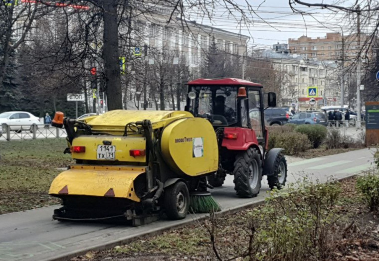 В Туле 13 ноября продолжается уборка дорог и тротуаров