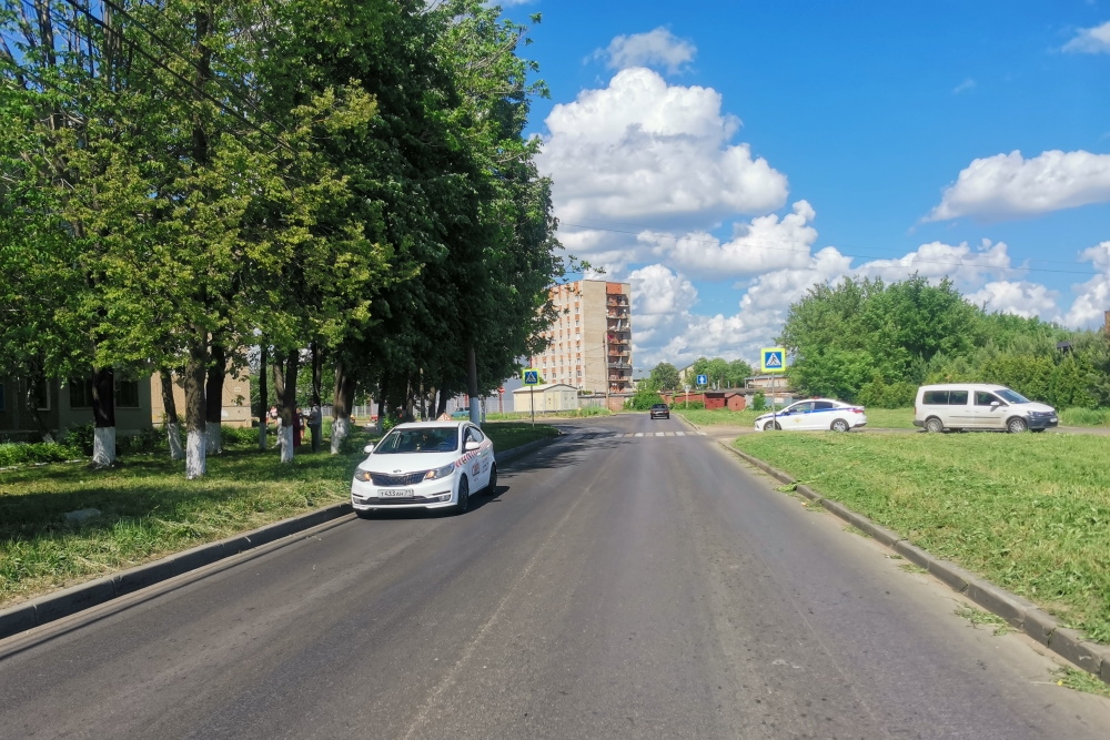 На улице Маяковского в Новомосковске водитель Kia сбил 17-летнюю девушку