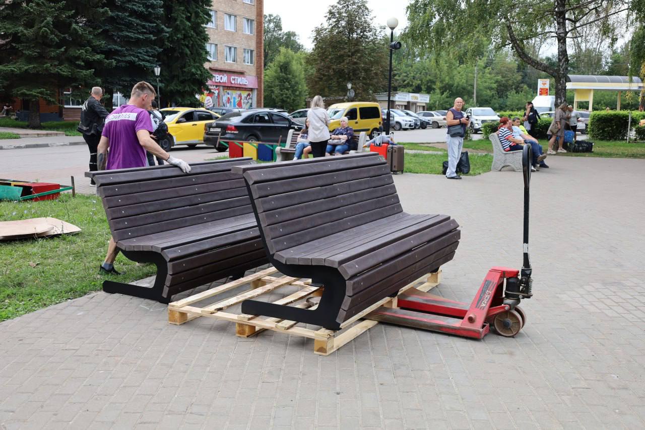 В сквере у гостиницы &quot;Россия&quot; в Новомосковске заменили лавочки и урны