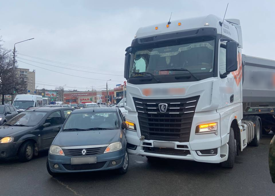 На улице Металлургов в Туле столкнулись большегруз и Renault