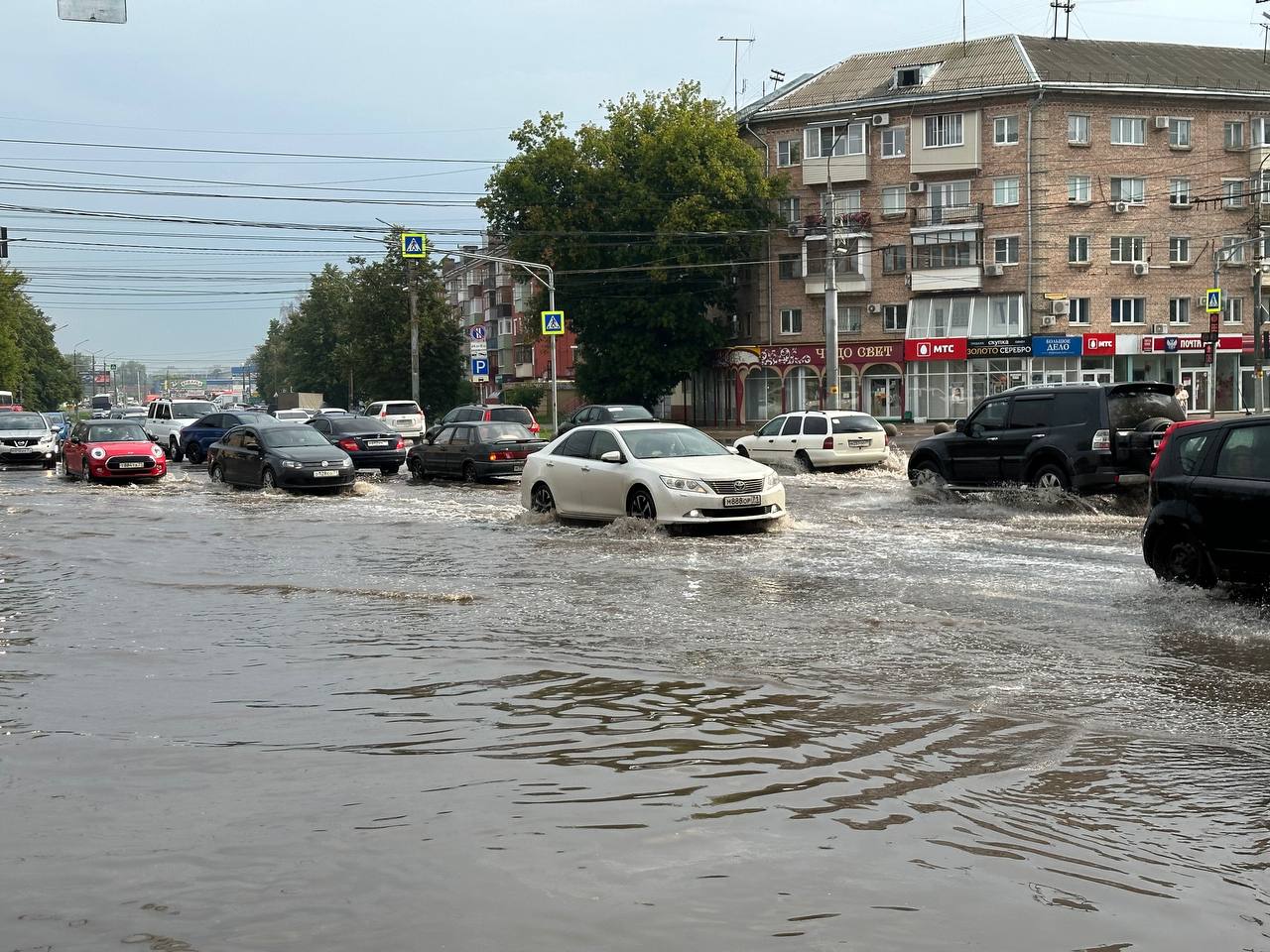 На Красноармейском проспекте в Туле образовался потоп после дождей — ТСН 24