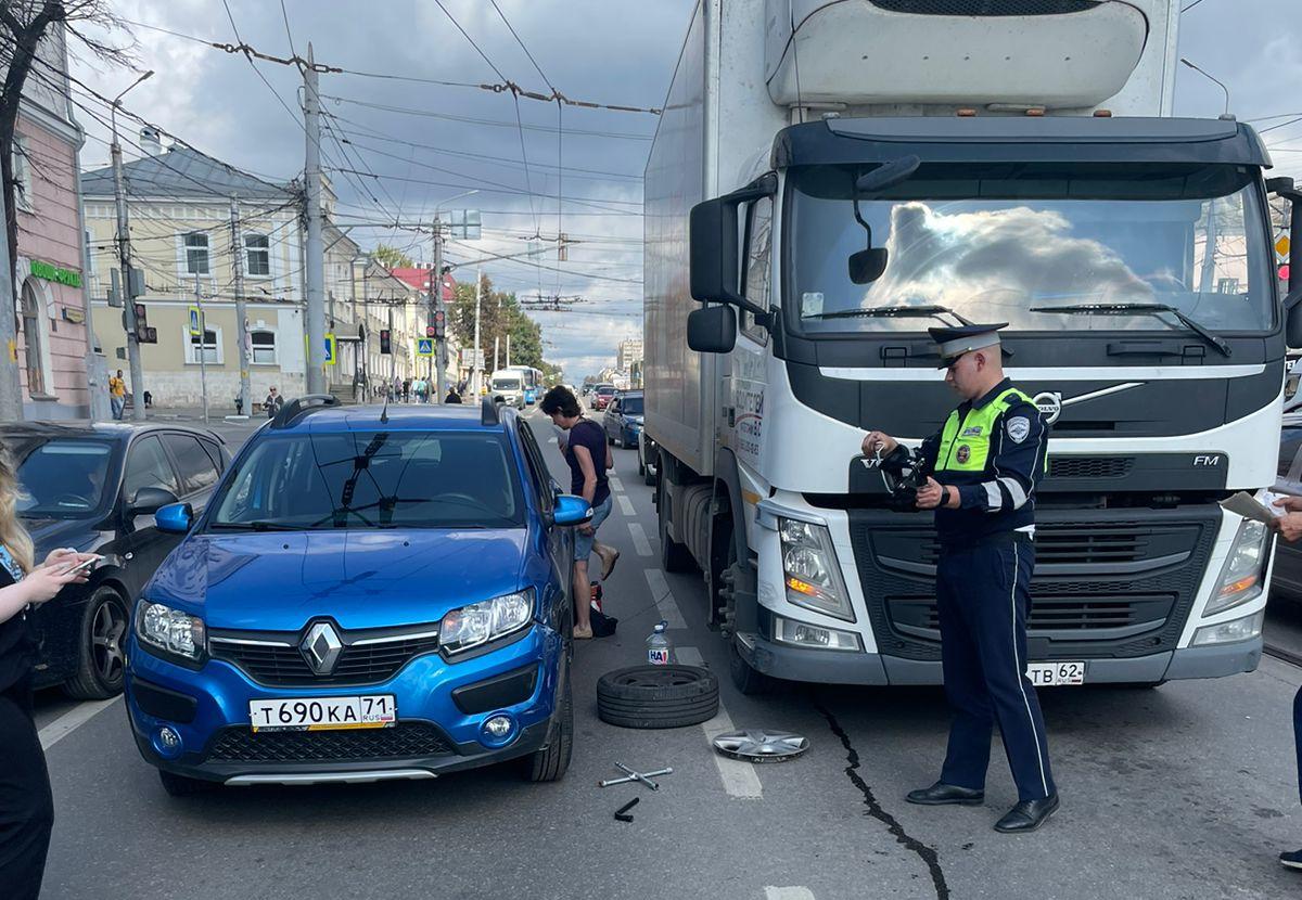 Сотрудники ГАИ помогли тулячке заменить колесо, поврежденное в ДТП — ТСН 24