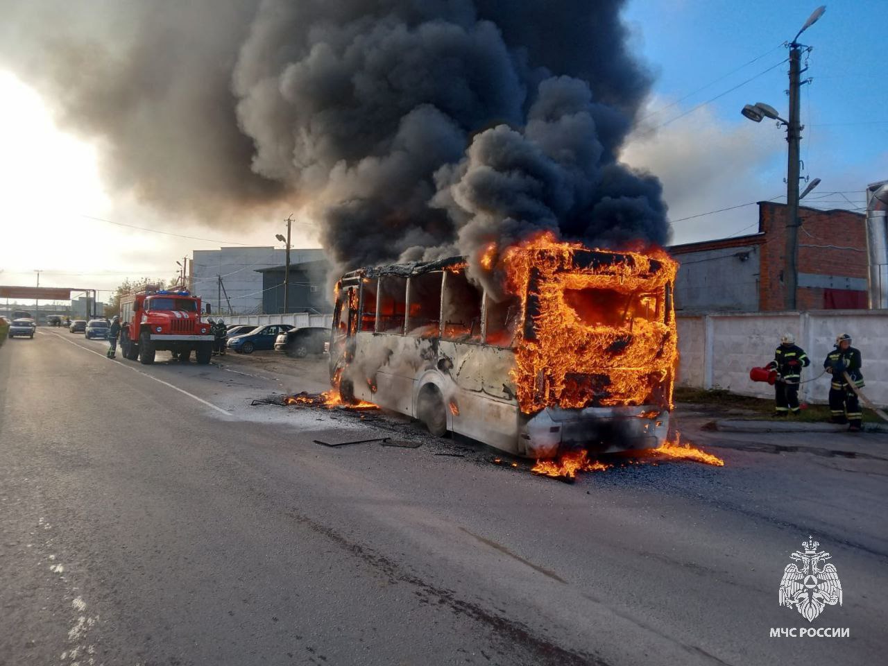 Тульские спасатели потушили пожар в автобусе в Суворове