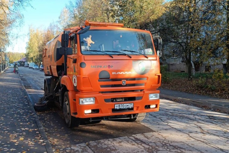 На улицах Тулы 18 октября продолжается уборка дорог и тротуаров