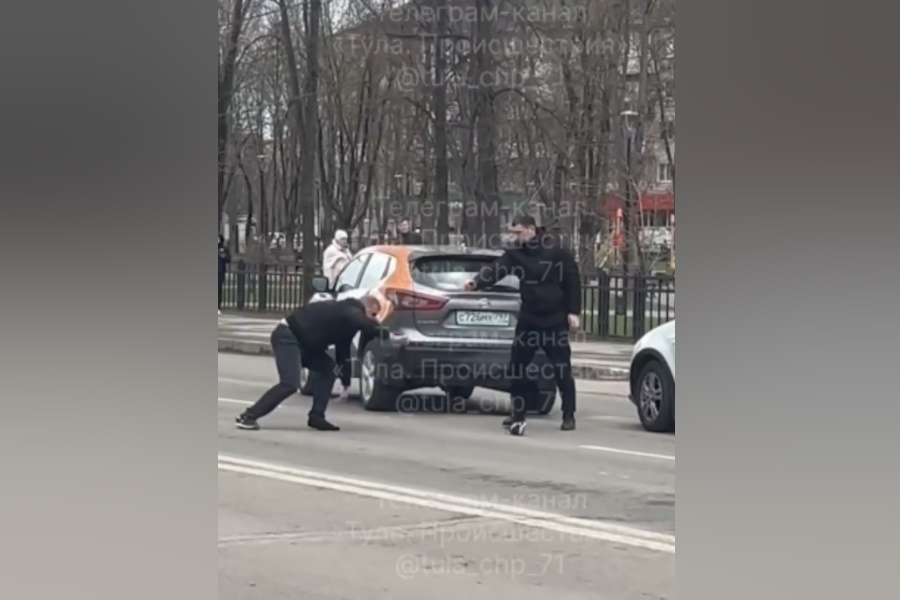 В Туле засняли драку с «перцовкой» между водителями
