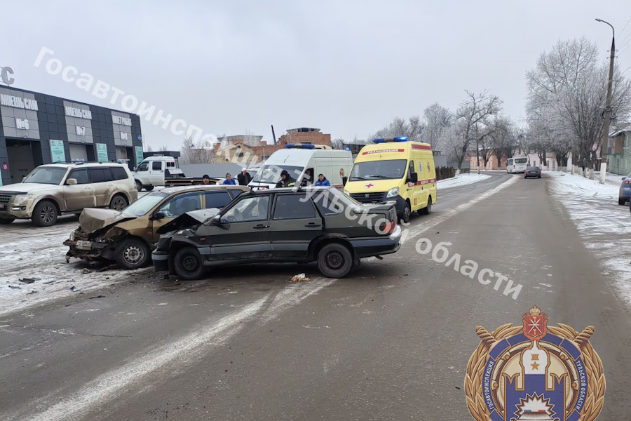 Два человека пострадали в ДТП с "ВАЗом" и иномаркой в Донском