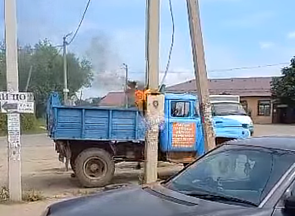 В Ясногорске на улице Петра Смидовича загорелся счетчик на столбе электропередачи