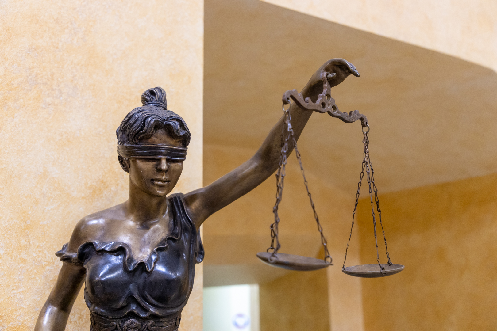 За кражу телефона жительница Суворова получила восемь месяцев исправительных работ