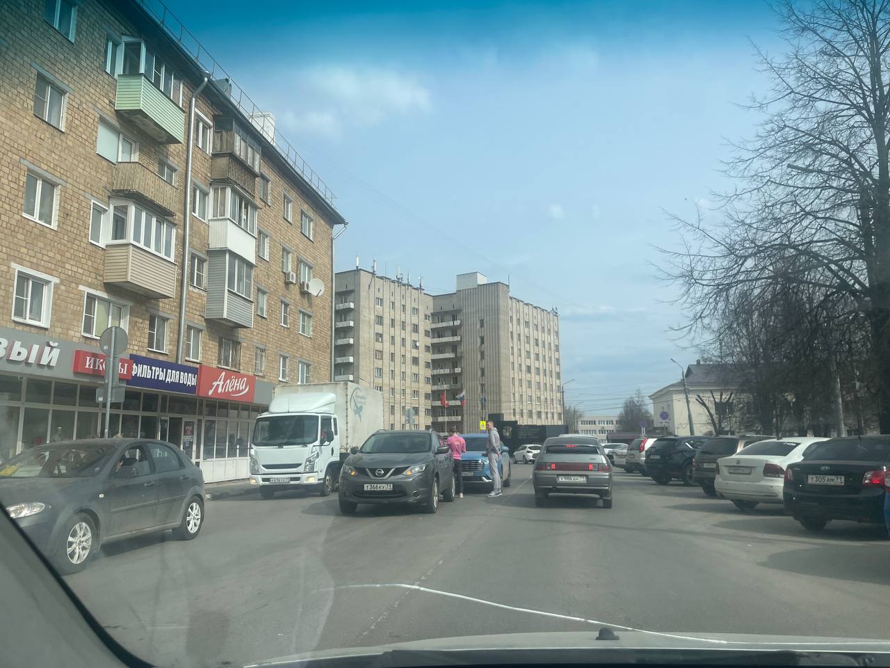 На улице Руднева в Туле из-за ДТП стала собираться пробка