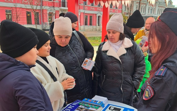 Сотрудники Тульской Госавтоинспекции поздравили водителей с Днем автомобилиста