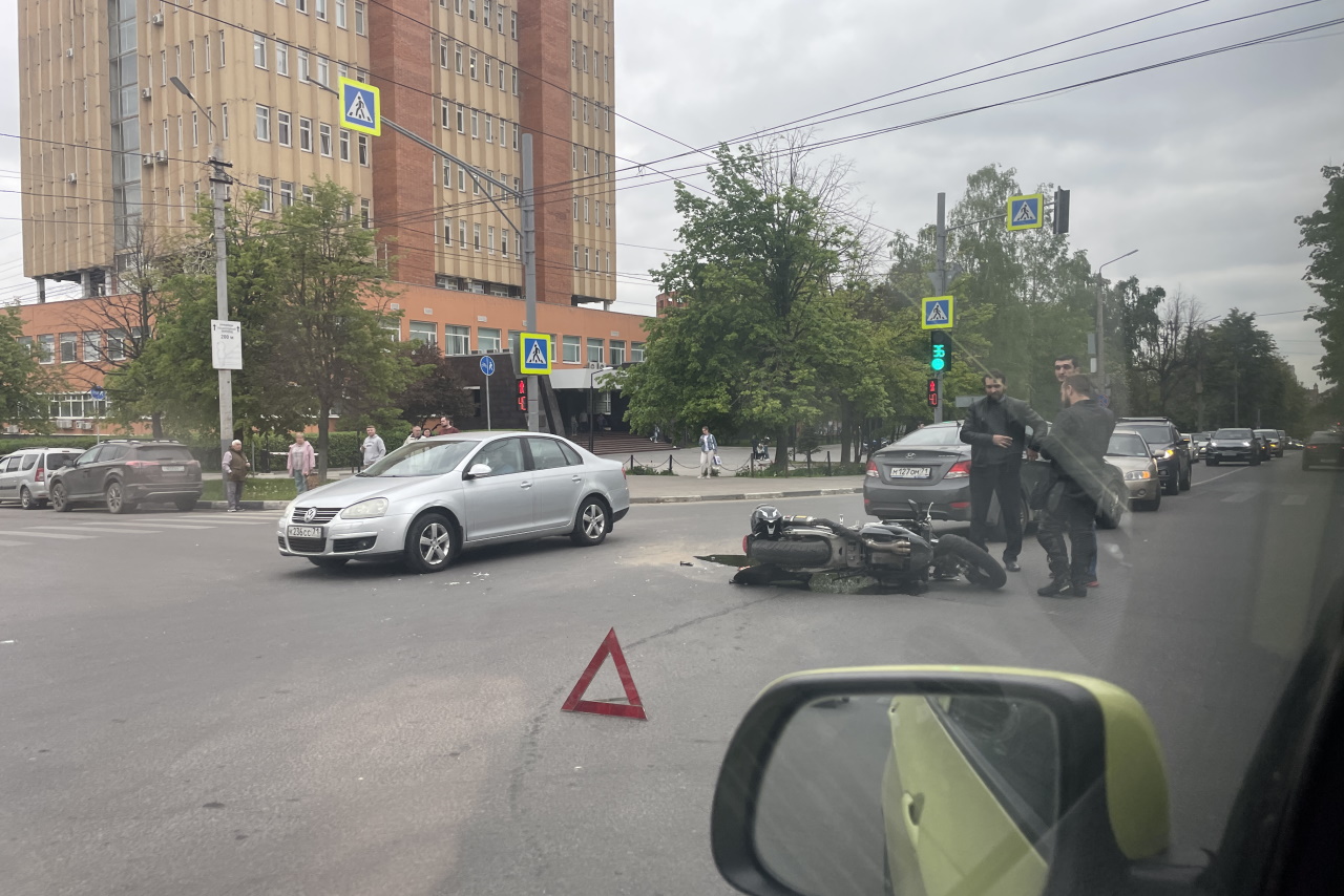 Мотоцикл и легковушка устроили ДТП на перекрестке улиц Фрунзе и Демонстрации в Туле