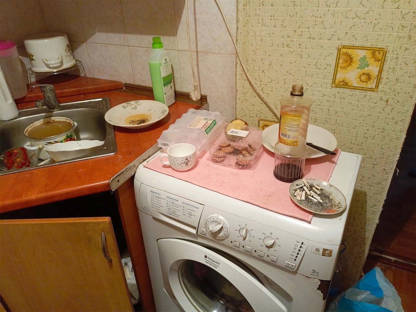 Разодранный диван, несмытое «оно» в унитазе и даже на полу, окурки и ватные палочки в раковине: какие ужасы оставляют после себя квартиратнты и как этого избежать
