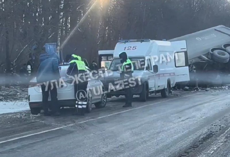 Водителей большегрузов, пострадавших в ДТП в Чернском районе, доставили в больницу