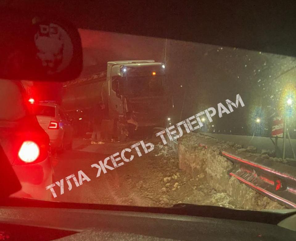 Из-за ДТП с фурой в Туле перекрыт мост на Калужском шоссе