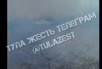 В деревне Крюково загорелось поле, огонь вплотную подошёл к жилым домам