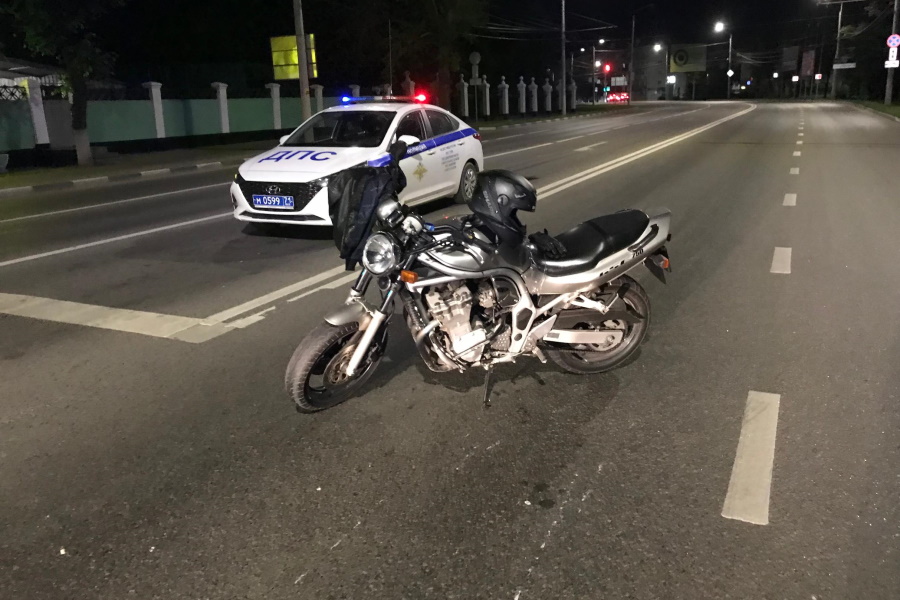 В ночном ДТП с мотоциклом на улице Октябрьской в Туле пострадали два человека