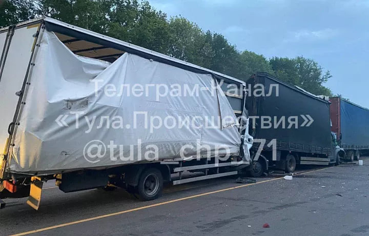 На трассе &quot;Крым&quot; в Тульской области в ДТП с тремя грузовиками погиб 50-летний мужчина