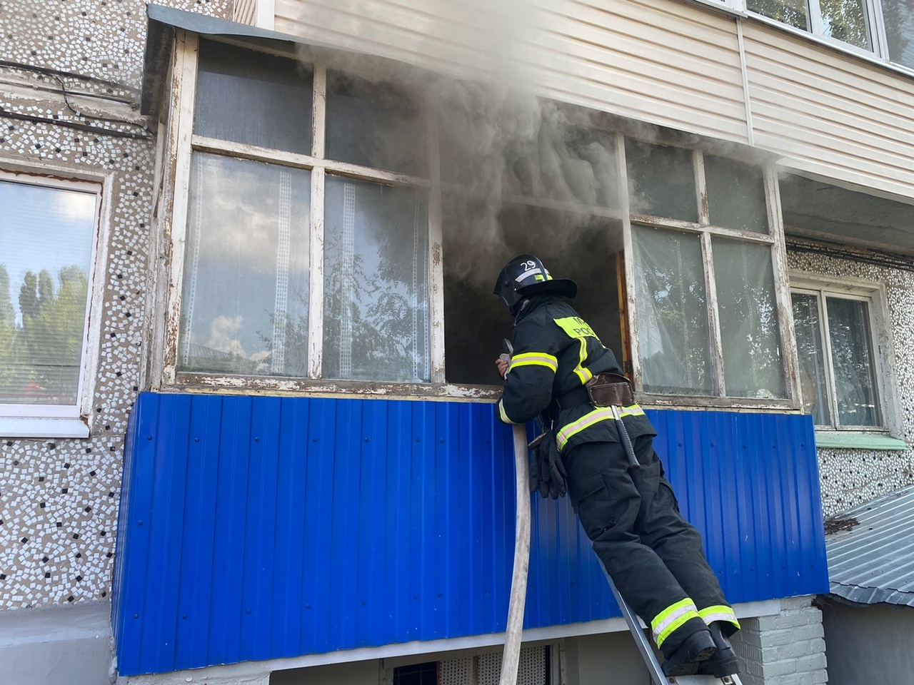 Четырех человек спасли пожарные из горящей квартиры в Ефремове