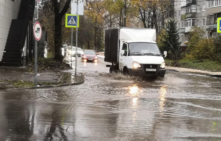 В Туле на улице Халтурина расчистили забитую ливневку