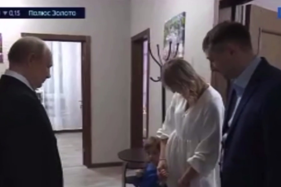Владимир Путин угостился чаем и яблочной пастилой в гостях у тульского медика